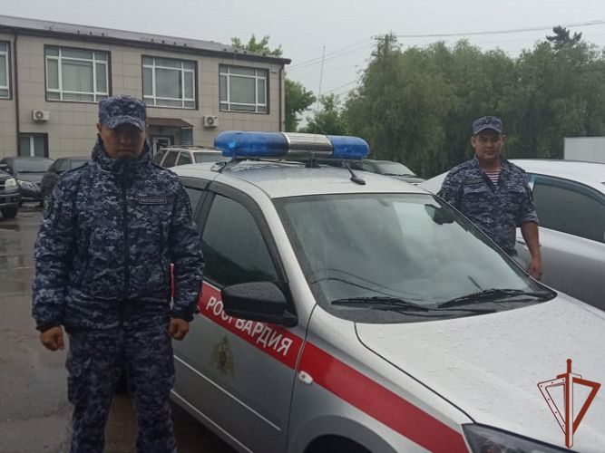 Потерявшейся пожилой жительнице Омска помогли вернуться к родственникам сотрудники Росгвардии 