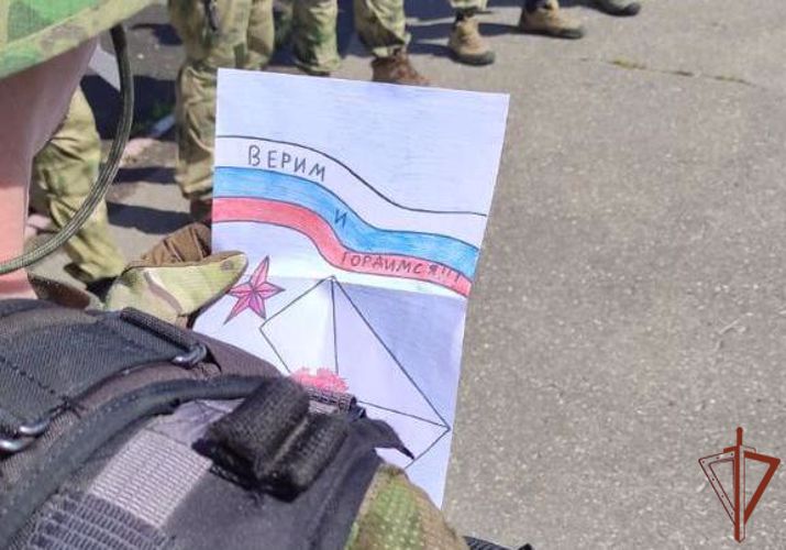 Росгвардейцы – участники спецоперации поблагодарили Смолян за письма и подарки