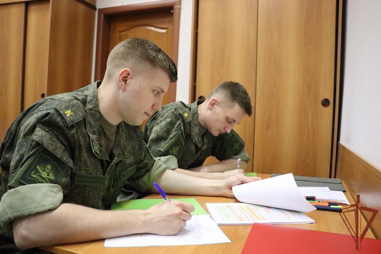 В подразделениях Уральского округа Росгвардии проходят войсковую практику курсанты Военного университета Министерства обороны 