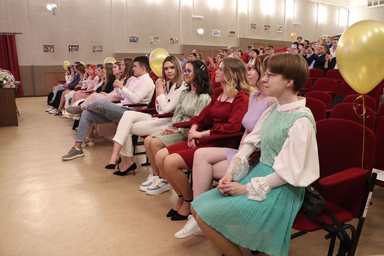 Росгвардейцы поздравили выпускников ЗАТО Озерск с окончанием школы