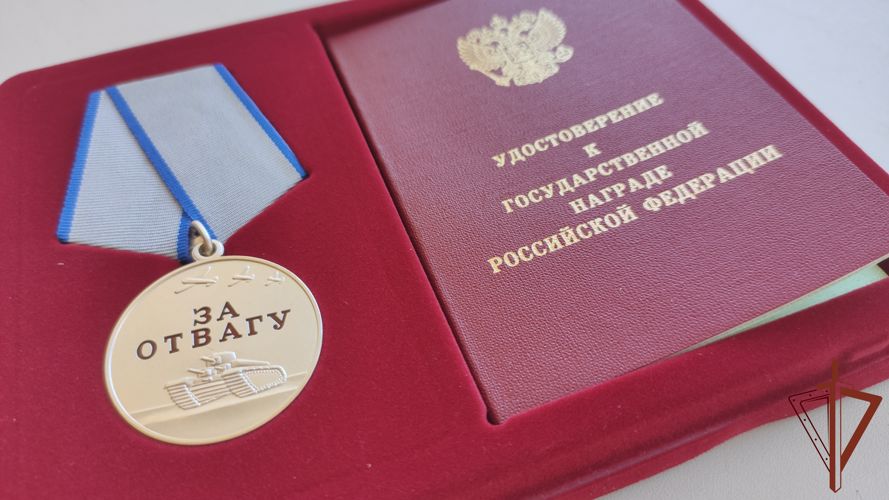 Начальник Управления Росгвардии по Красноярскому краю вручил государственные награды отличившимся сотрудникам подразделения
