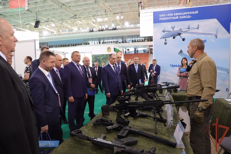Заместитель директора Росгвардии генерал-полковник Алексей Беззубиков посетил международную выставку в Республике Беларусь 