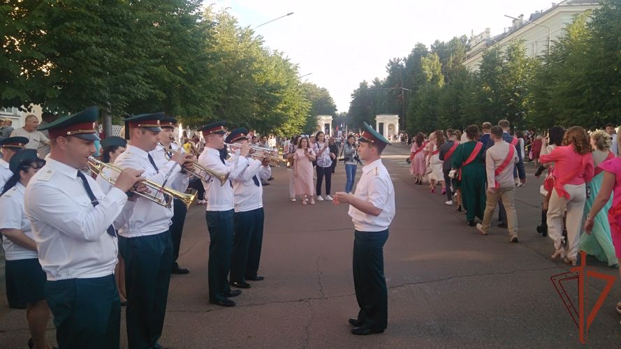 Росгвардейцы обеспечили безопасность выпускных вечеров в регионах Сибири