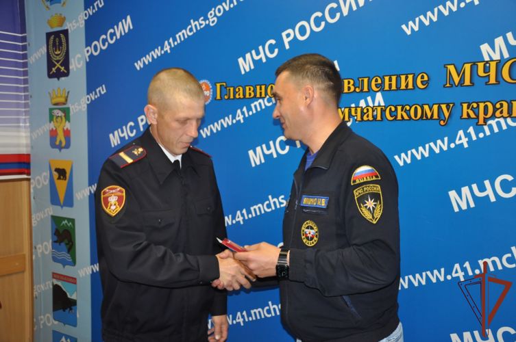 Медалью МЧС России наградили росгвардейца за спасение детей на Камчатке