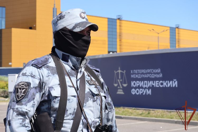 Сотрудники Росгвардии обеспечивают безопасность проведения X Петербургского международного юридического форума в Санкт-Петербурге 