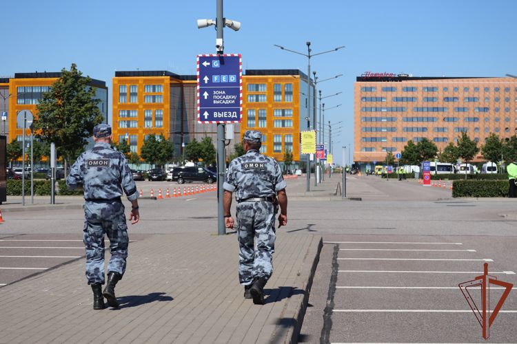 Сотрудники Росгвардии обеспечивают безопасность проведения X Петербургского международного юридического форума в Санкт-Петербурге 