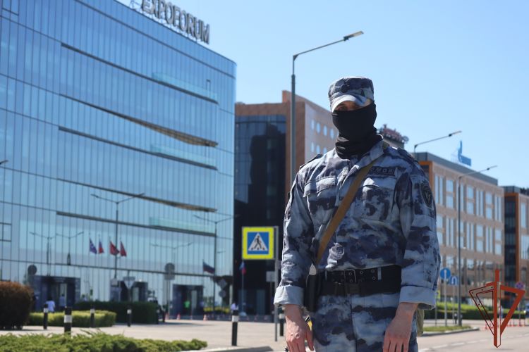 Сотрудники Росгвардии обеспечивают безопасность проведения X Петербургского международного юридического форума в Санкт-Петербурге 