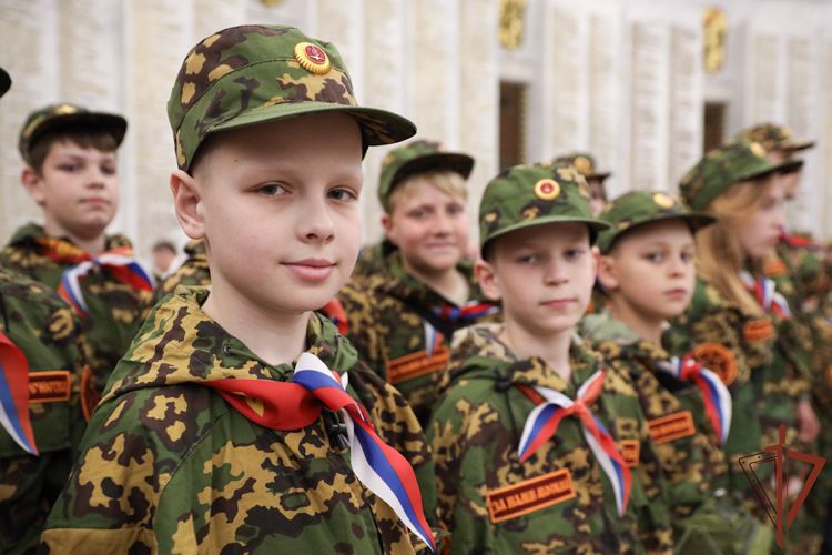 100 детей военнослужащих и сотрудников Росгвардии отправились на военно-патриотические сборы в Московской области