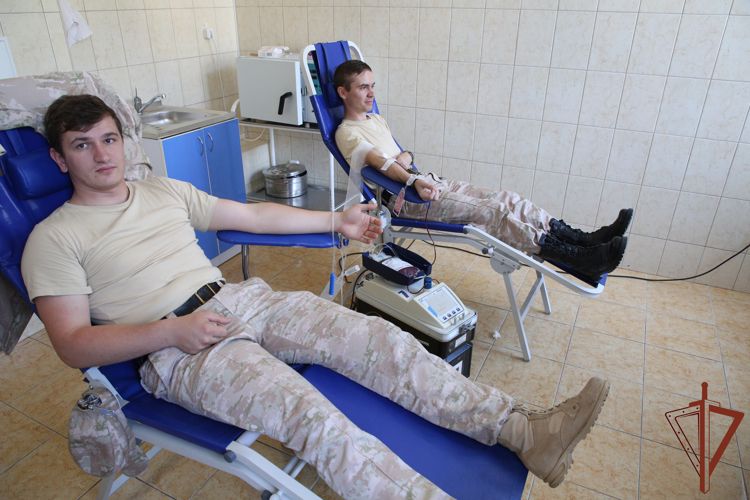 Сорок росгвардейцев сдали донорскую кровь в Пятигорске