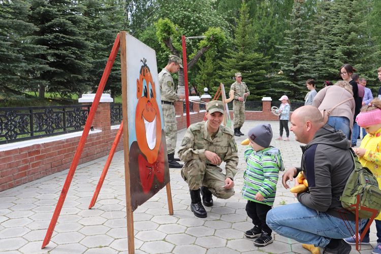 Ко всероссийскому ведомственному проекту «Каникулы с Росгвардией» присоединились в озерской дивизии
