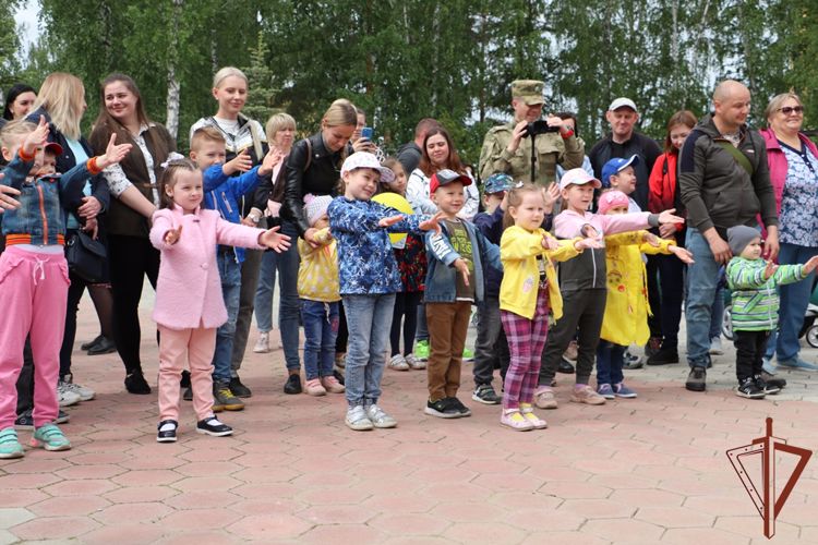 Ко всероссийскому ведомственному проекту «Каникулы с Росгвардией» присоединились в озерской дивизии