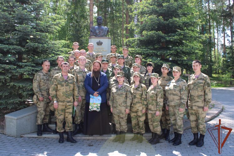  Представители духовенства и прихожане поддержали уральских росгвардейцев, участвующих в проведении военной спецоперации (Видео)