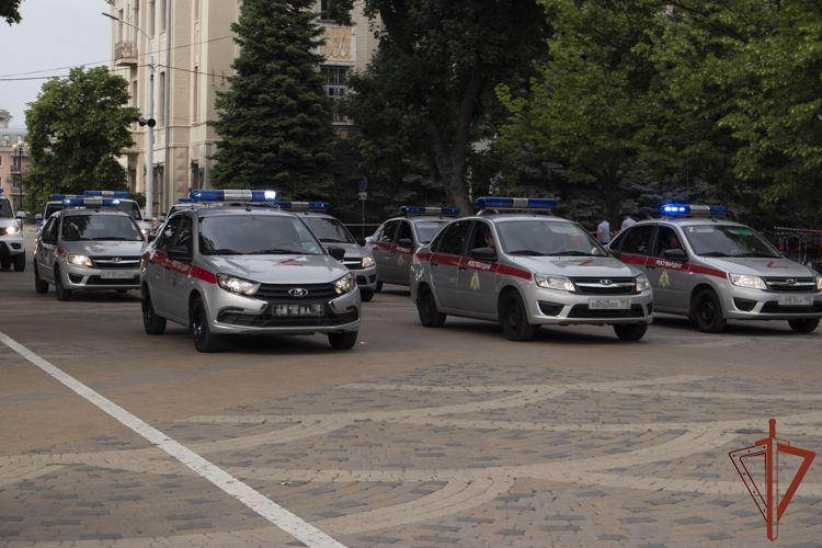 Сотрудников Росгвардии наградили на общегородском разводе гарнизона полиции в Краснодаре