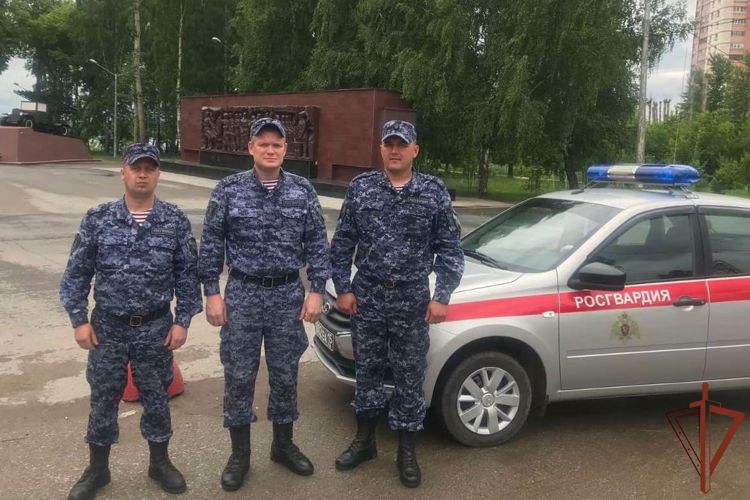 Росгвардейцы эвакуировали в Перми  людей из горящего здания