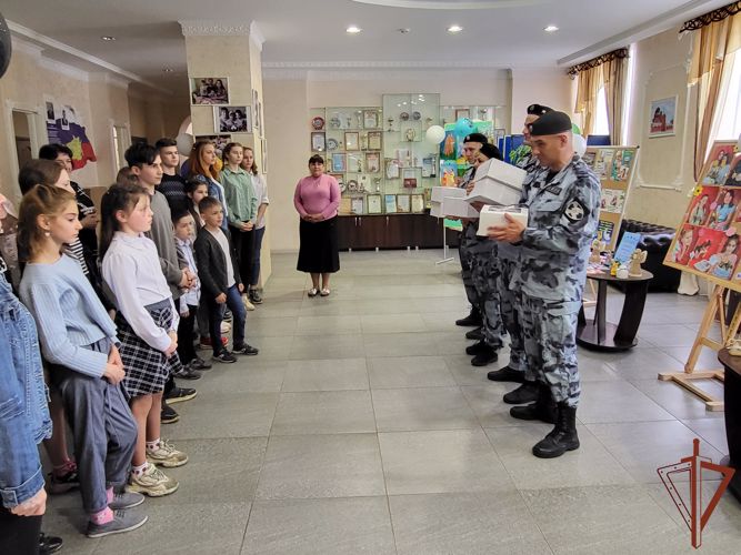 Росгвардейцы Центрального округа поздравили юных россиян с Международным днем защиты детей