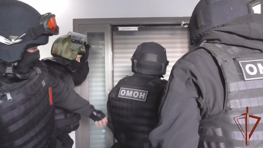 При поддержке ОМОН Росгвардии задержаны подозреваемые в совершении коррупционного преступления в Москве