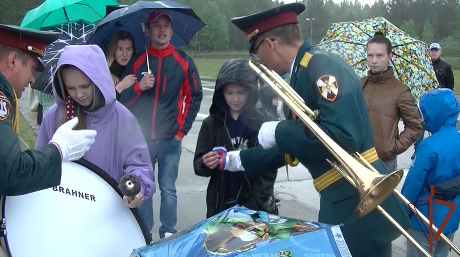 Оркестр Росгвардии поздравил жителей города Лесной с 75-летием со дня основания (видео)