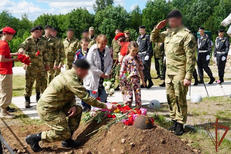 Росгвардейцы приняли участие в перезахоронении останков красноармейцев в Новгородской области