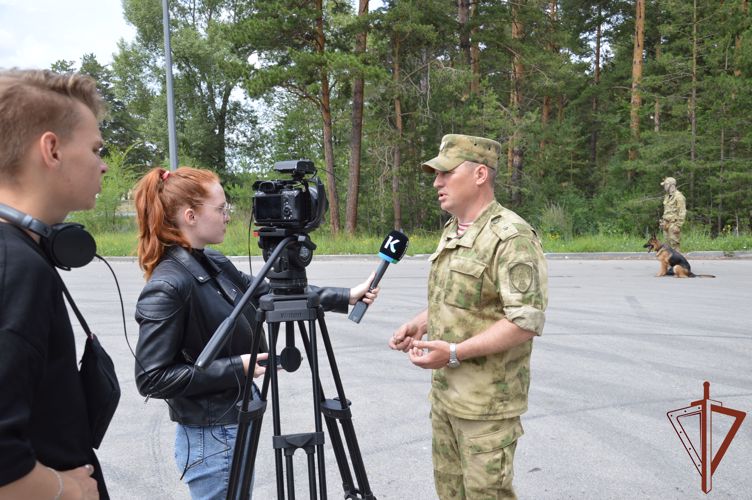 Кинологи Сибирского округа Росгвардии вместе с четвероногими сослуживцами встретились с журналистами 