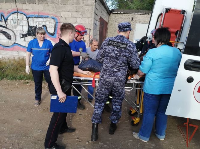 Наряд Росгвардии помог спасти в Саратовской области упавшего в овраг мужчину