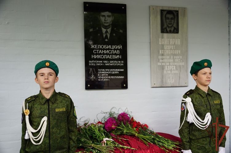 Мемориальную доску в память о погибшем бойце ОМОН открыли на Южном Урале
