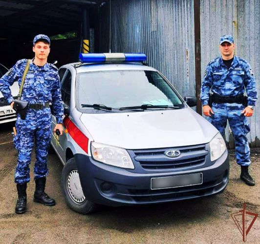 Первую помощь пострадавшей женщине в городе Артеме оказали сотрудники Росгвардии 