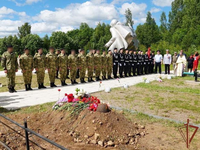Росгвардейцы приняли участие в перезахоронении останков красноармейцев в Новгородской области