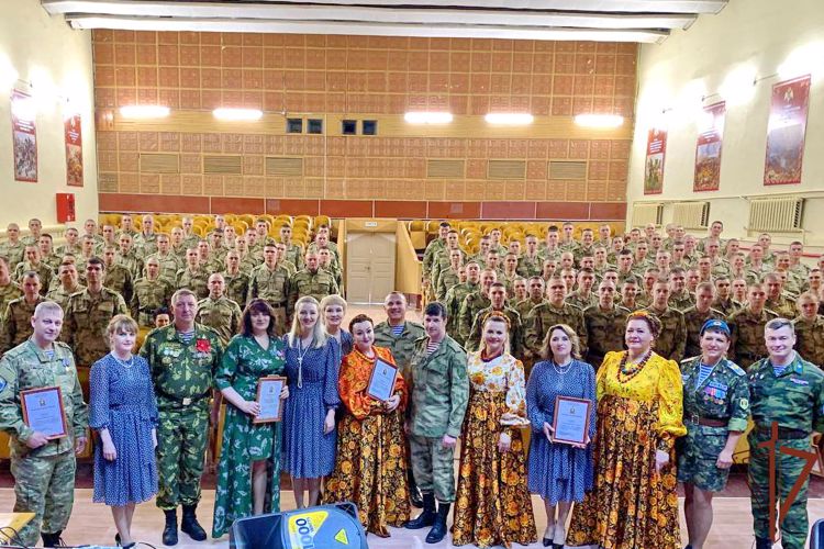 Ветераны провели патриотический концерт для росгвардейцев в Ленинградской области