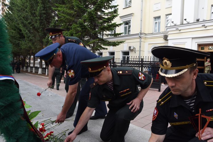 В День памяти и скорби военнослужащие и сотрудники Росгвардии возложили цветы к мемориалам воинам-сибирякам 