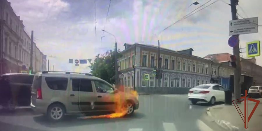 Загоревшийся автомобиль жителя Нижнего Новгорода помог потушить росгвардеец