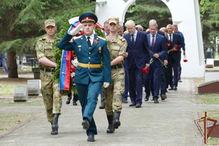 В День памяти и скорби военнослужащие и сотрудники Росгвардии возложили цветы к мемориалам воинам-сибирякам 