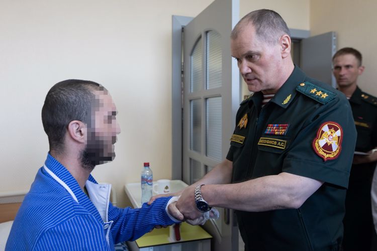 Отличившимся в ходе спецоперации росгвардейцам вручены государственные награды (видео)