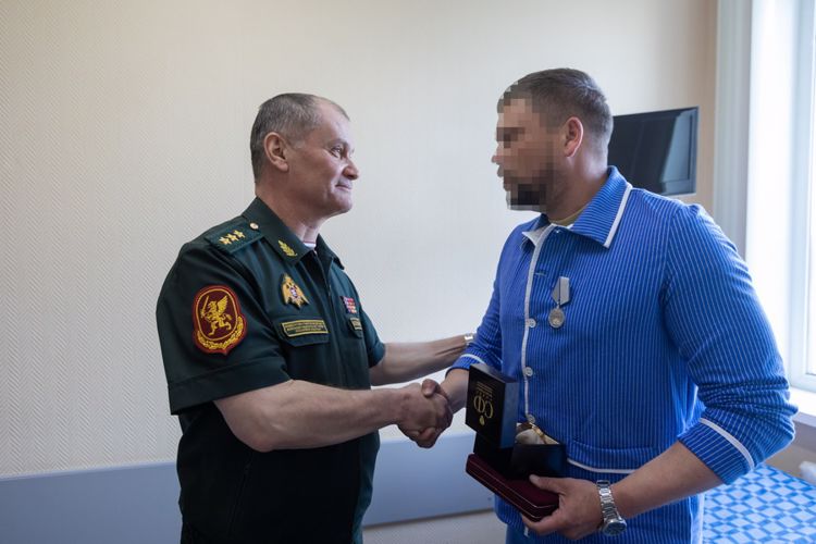 Отличившимся в ходе спецоперации росгвардейцам вручены государственные награды (видео)
