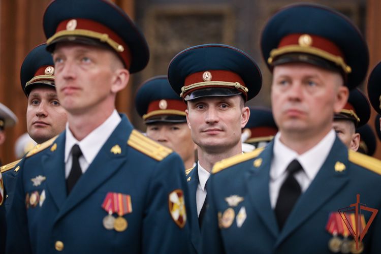 Генерал-полковник Игорь Ильяш вручил офицерам Росгвардии дипломы об окончании Военного университета 