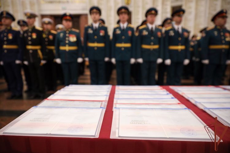Генерал-полковник Игорь Ильяш вручил офицерам Росгвардии дипломы об окончании Военного университета 