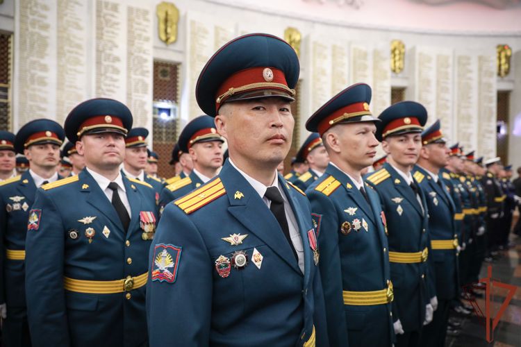 Генерал-полковник Игорь Ильяш вручил офицерам Росгвардии дипломы об окончании Военного университета 