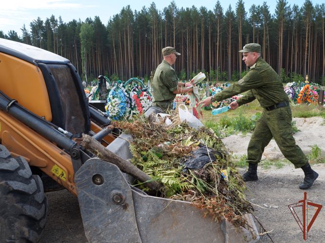 Росгвардейцы навели порядок на могилах ветеранов Великой Отечественной войны