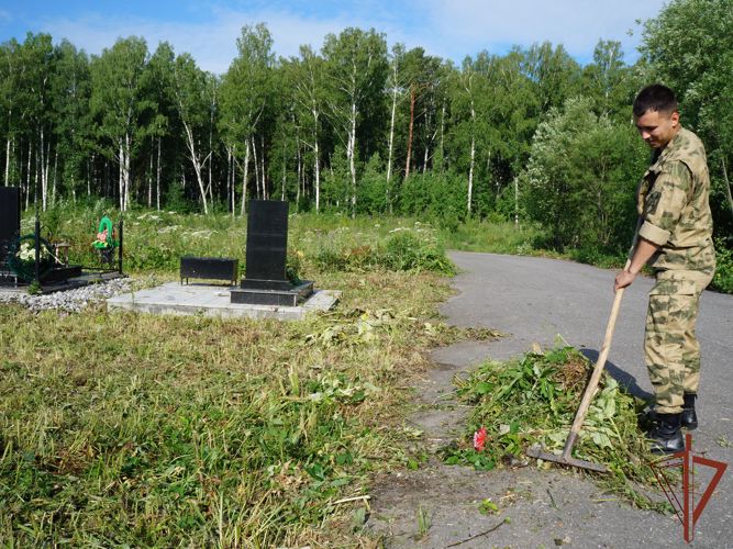 Росгвардейцы навели порядок на могилах ветеранов Великой Отечественной войны