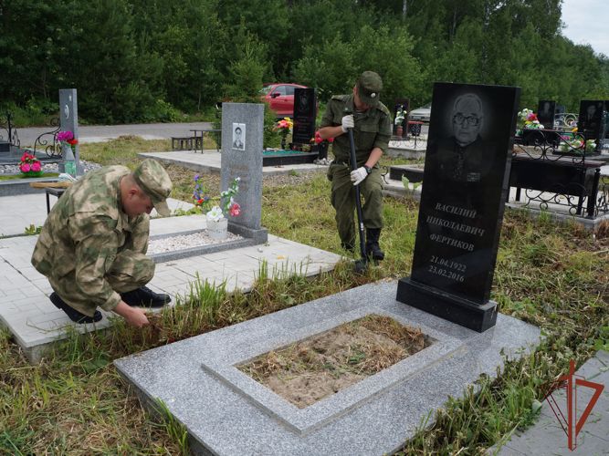 Росгвардейцы навели порядок на могилах ветеранов Великой Отечественной войны
