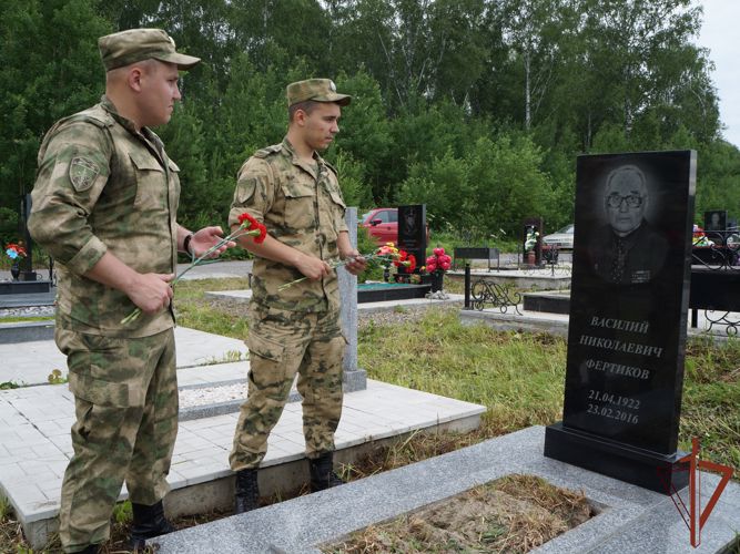 Росгвардейцы навели порядок на могилах ветеранов Великой Отечественной войны