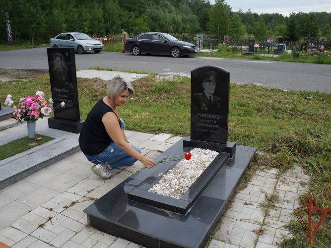 Росгвардейцы навели порядок на могилах ветеранов Великой Отечественной войны