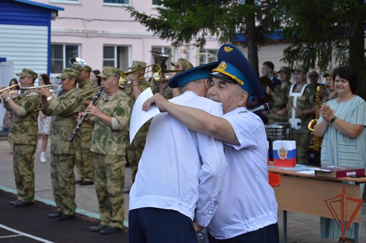 Росгвардейцы обеспечили безопасность выпускных вечеров в регионах Сибири