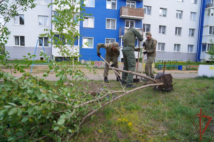Сотрудники Росгвардии и полиции благоустроили улицу Героя России в Иркутске 