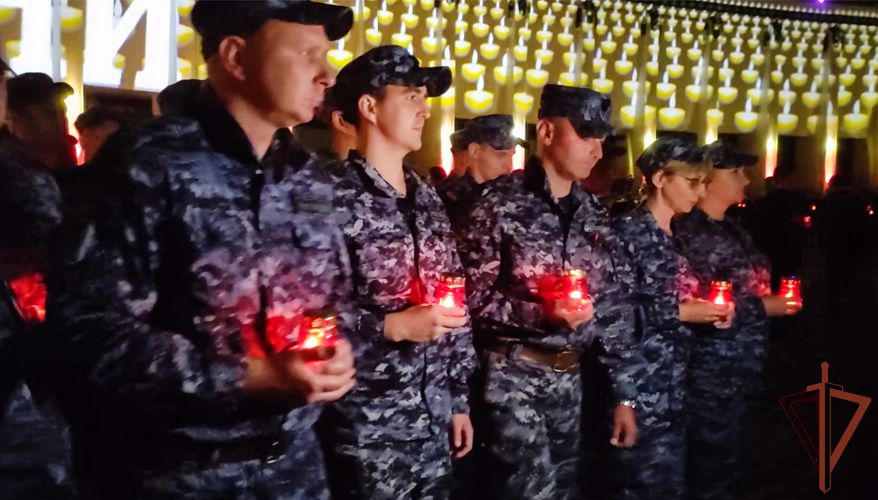 Росгвардейцы приняли участие во Всероссийской мемориальной акции «Свеча памяти» на Поклонной горе в Москве