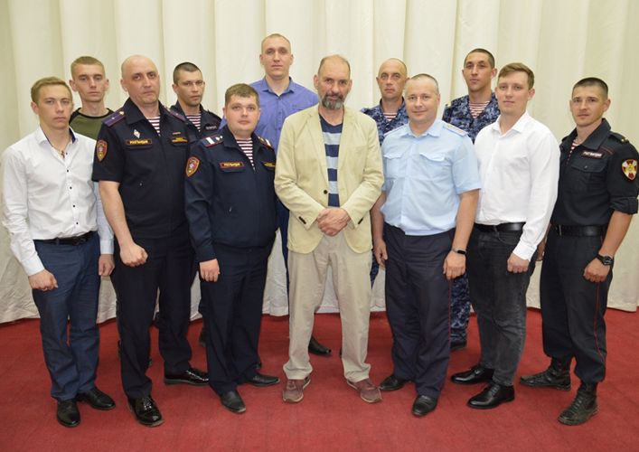 Управление Росгвардии по Алтайскому краю посетил известный российский писатель 