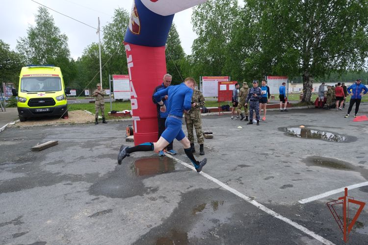 В Уральском округе Росгвардии определили сильнейших спортсменов в служебном биатлоне и легкоатлетическом кроссе (видео)