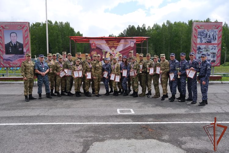 В Уральском округе Росгвардии определили сильнейших спортсменов в служебном биатлоне и легкоатлетическом кроссе (видео)