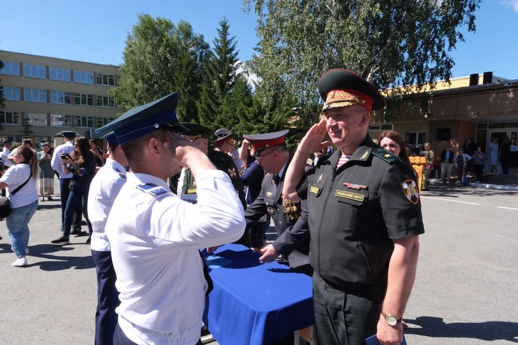 Представители Росгвардии вручили аттестаты выпускникам подшефного Екатеринбургского кадетского корпуса (видео)