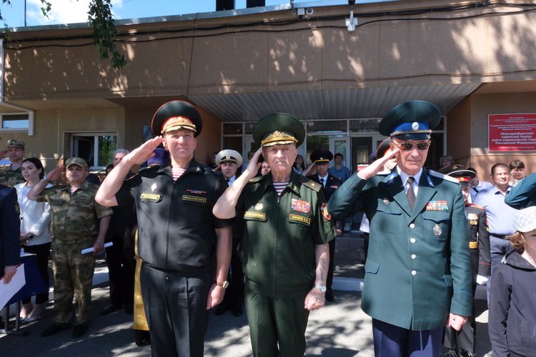 Представители Росгвардии вручили аттестаты выпускникам подшефного Екатеринбургского кадетского корпуса (видео)
