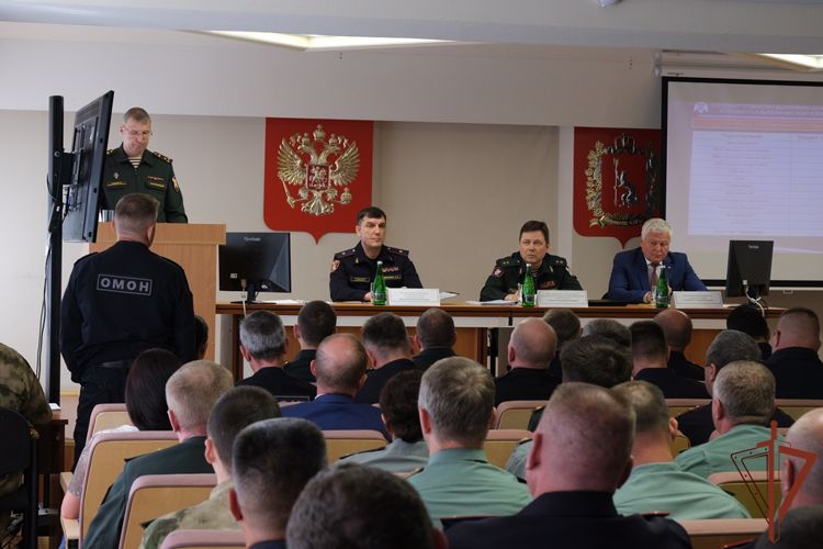 Врио командующего Уральским округом Росгвардии вручил госнаграды участникам спецоперации